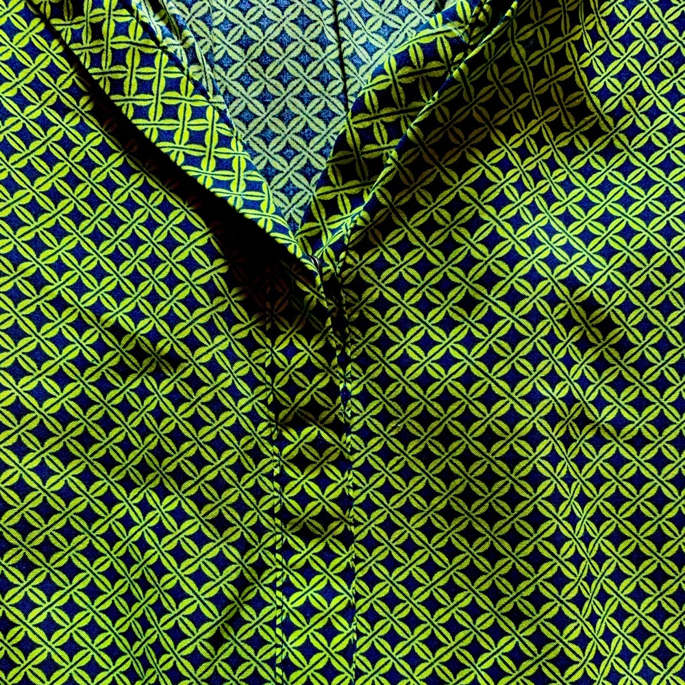 Tagless green print sleeveless V neck blouse